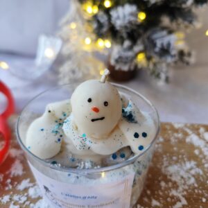 Bougie artisanale Bonhomme de Neige en cire de soja et cire d’abeille, parfum vanille et cannelle, création L’Atelier d’Ally.