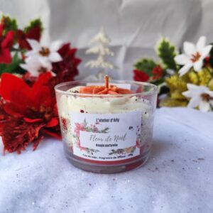 Bougie Fleur de Noël de L’Atelier d’Ally, création artisanale florale en cire de soja parfumée au poinsettia.