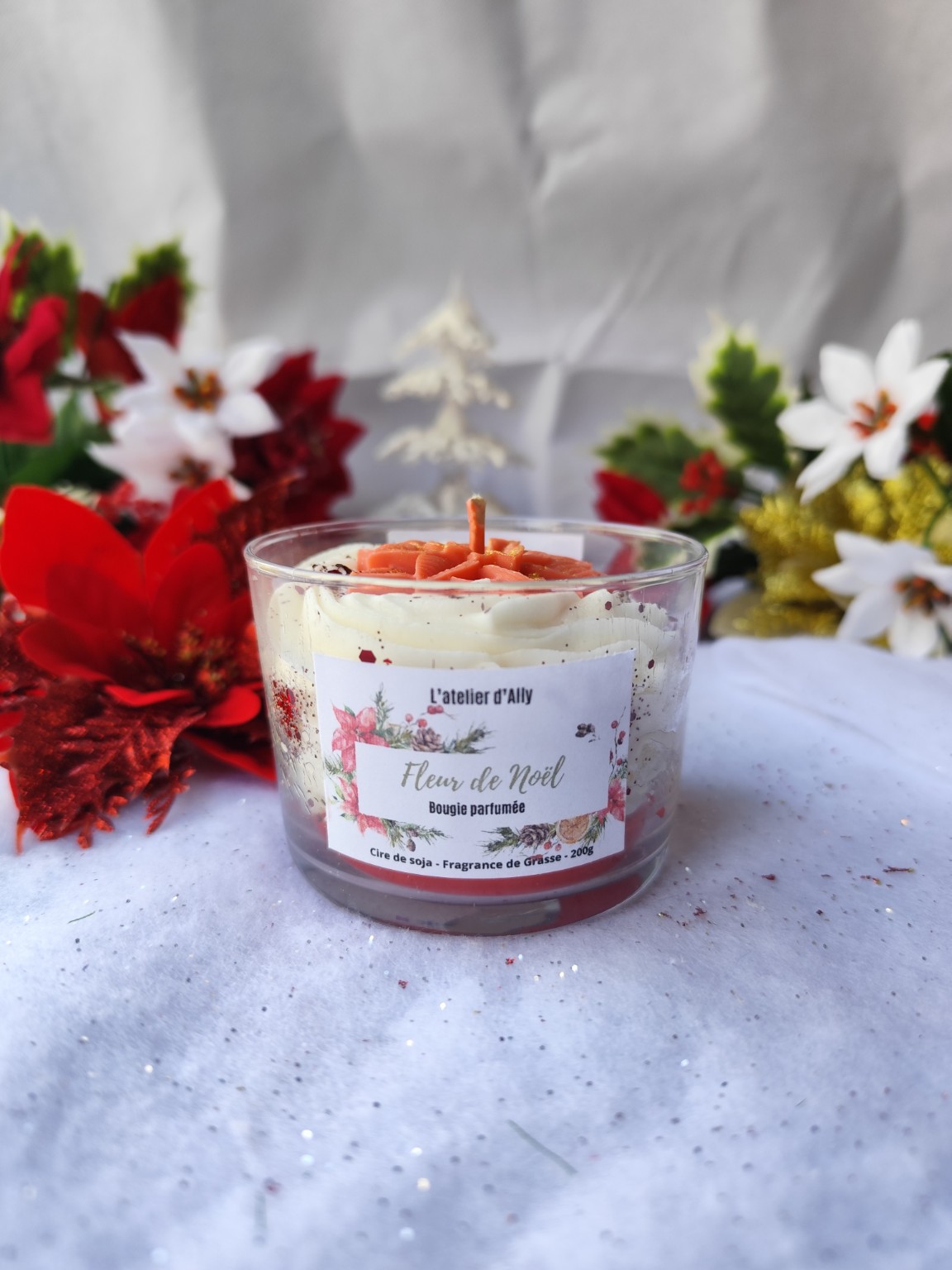 Bougie Fleur de Noël de L’Atelier d’Ally, création artisanale florale en cire de soja parfumée au poinsettia.