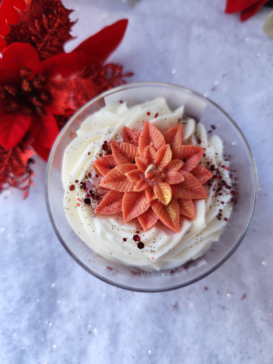 Bougie Fleur de Noël de L’Atelier d’Ally, création artisanale florale en cire de soja parfumée au poinsettia.