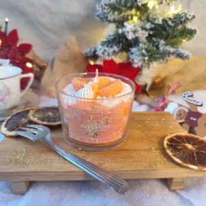 Bougie Mandarine artisanale L’Atelier d’Ally, parfum fruité et vitaminé, décor hivernal et tranches d’orange séchée.