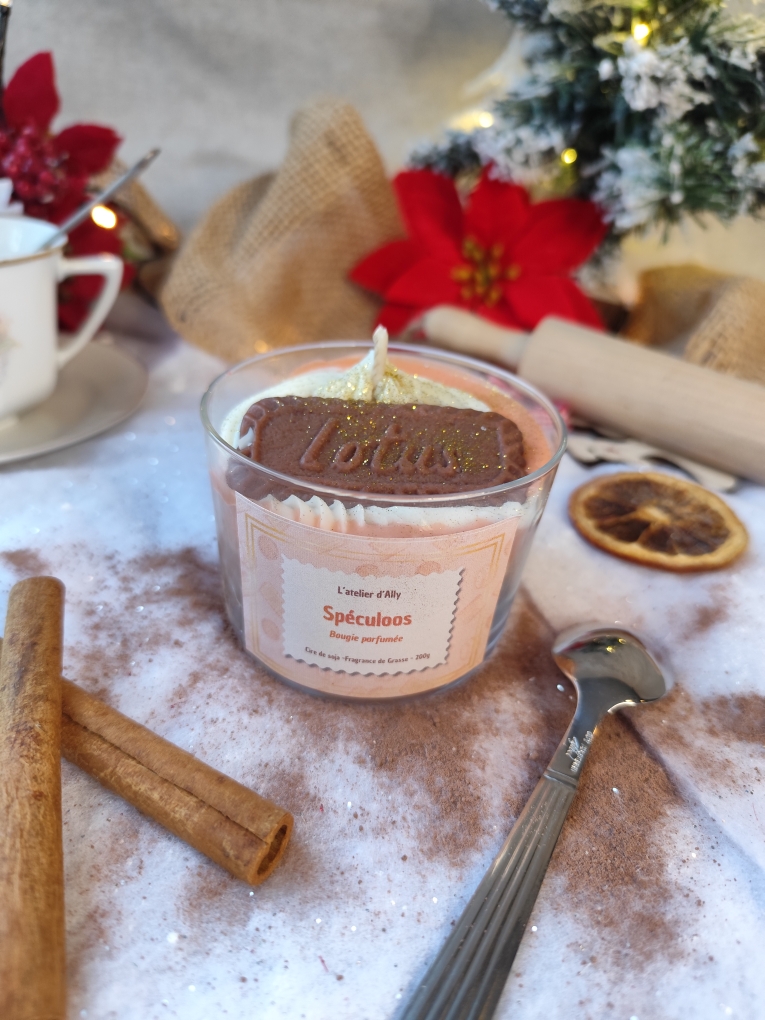 Bougie artisanale parfumée Spéculoos, L’Atelier d’Ally, décor hivernal et biscuit Lotus.