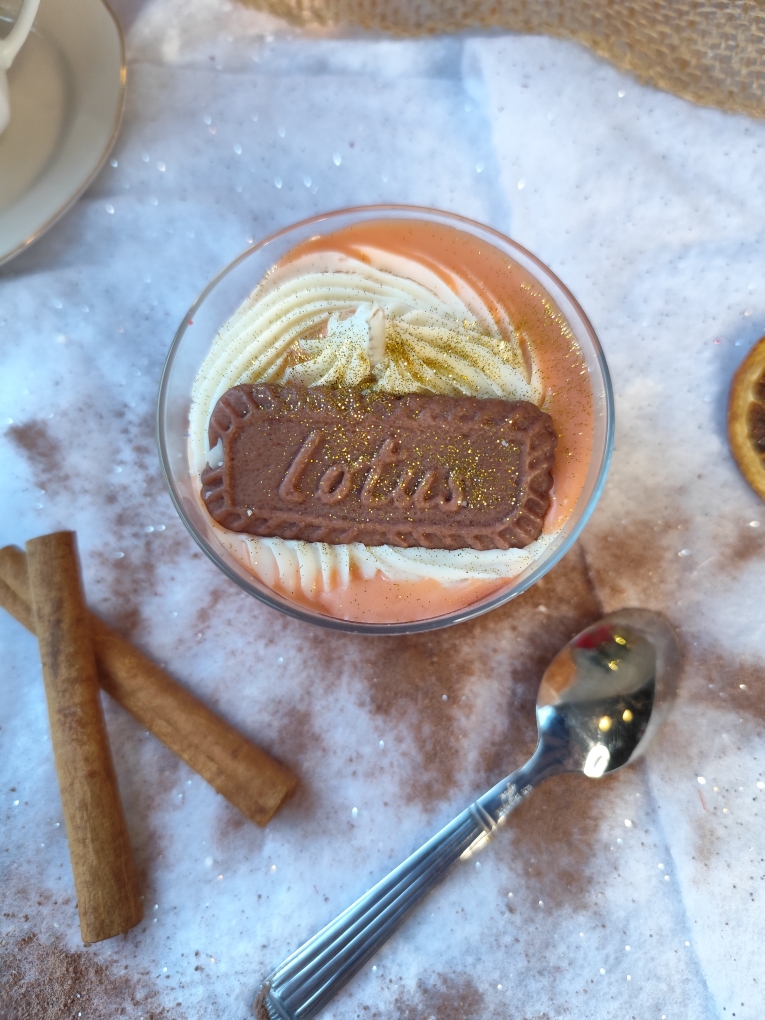 Bougie artisanale Spéculoos avec biscuit décoratif et poudre dorée, L’Atelier d’Ally.