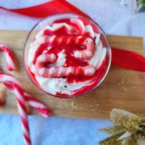 Détail de la bougie artisanale “Sucre d’Orge” – cire de soja et décor gourmand rouge et blanc