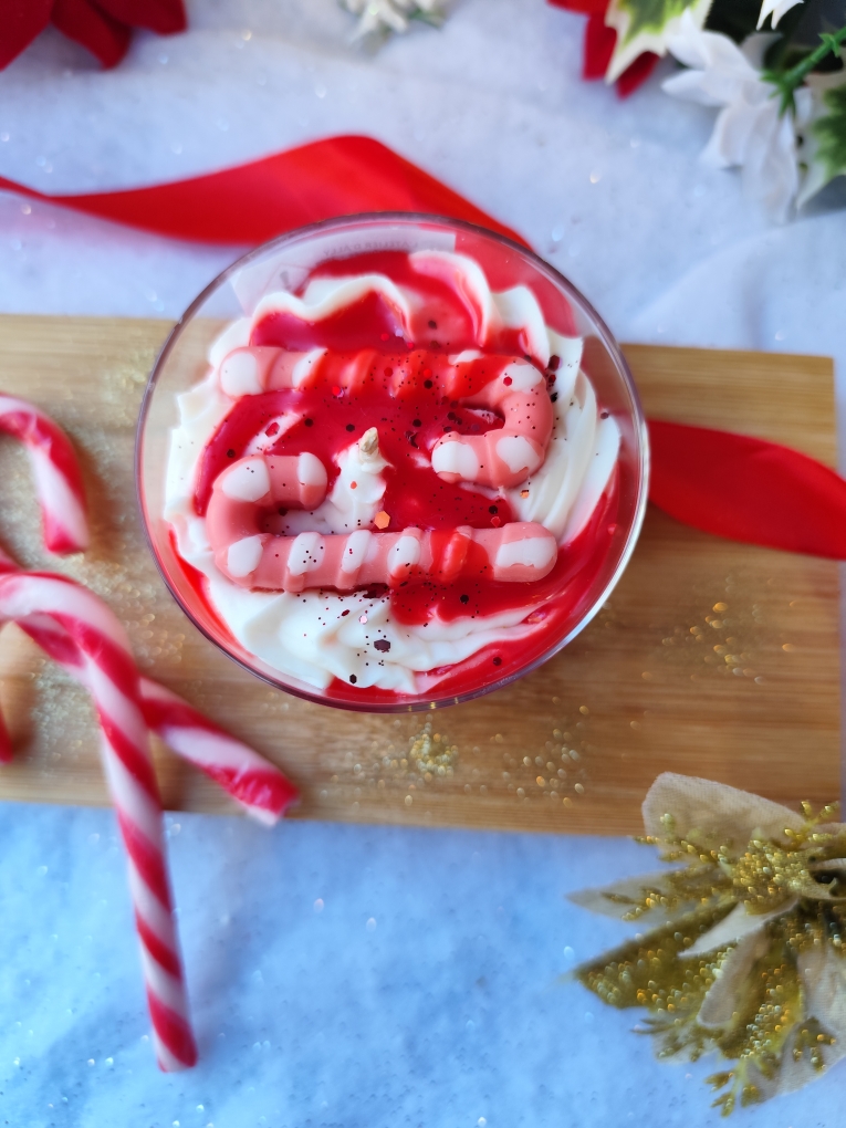 Détail de la bougie artisanale “Sucre d’Orge” – cire de soja et décor gourmand rouge et blanc
