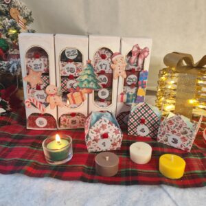 Calendrier de l4avent P'tit Biscuit de L'atelier d'Ally avec mini bougies parfumées artisanales et décor de Noël