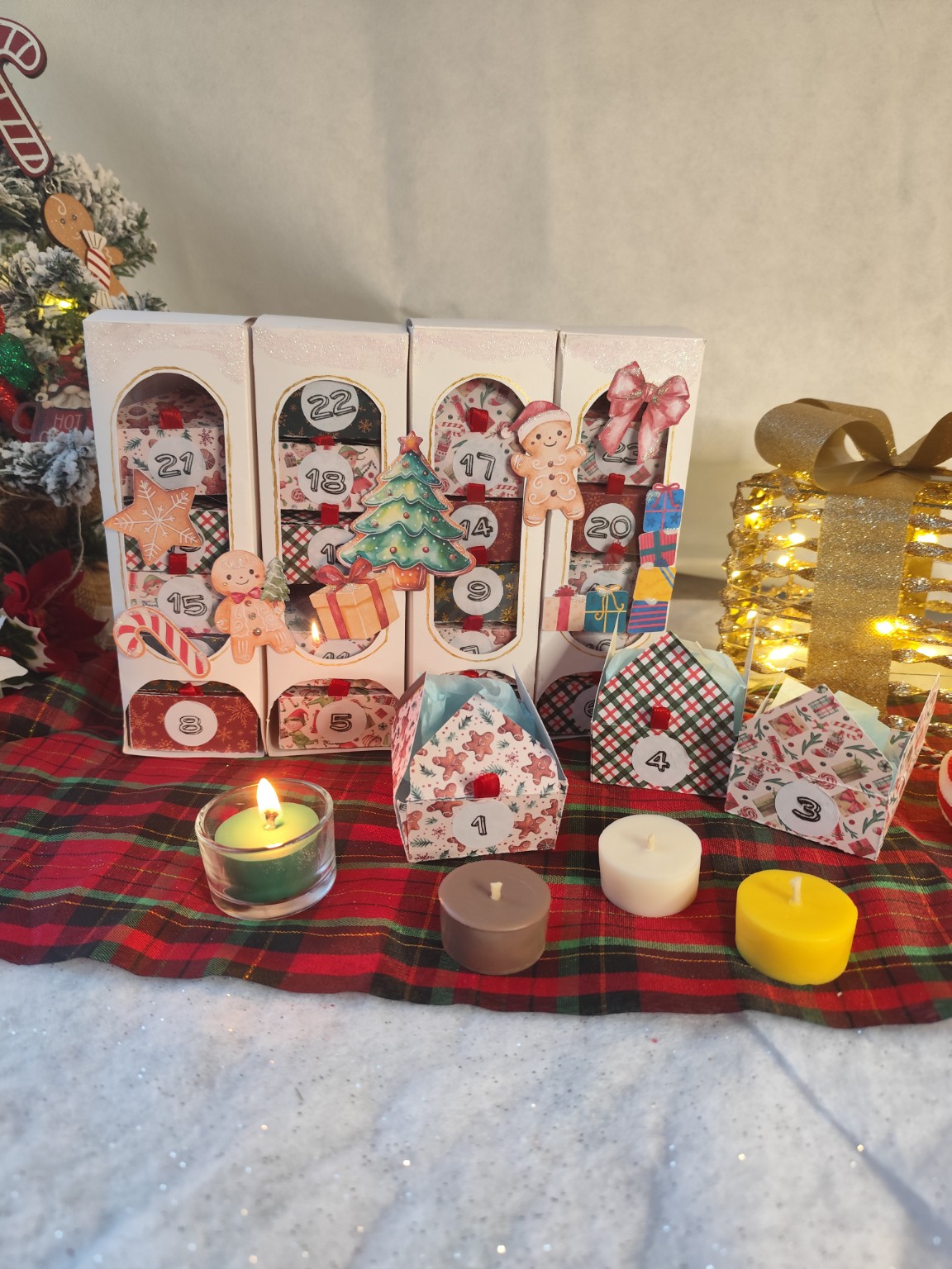 Calendrier de l4avent P'tit Biscuit de L'atelier d'Ally avec mini bougies parfumées artisanales et décor de Noël