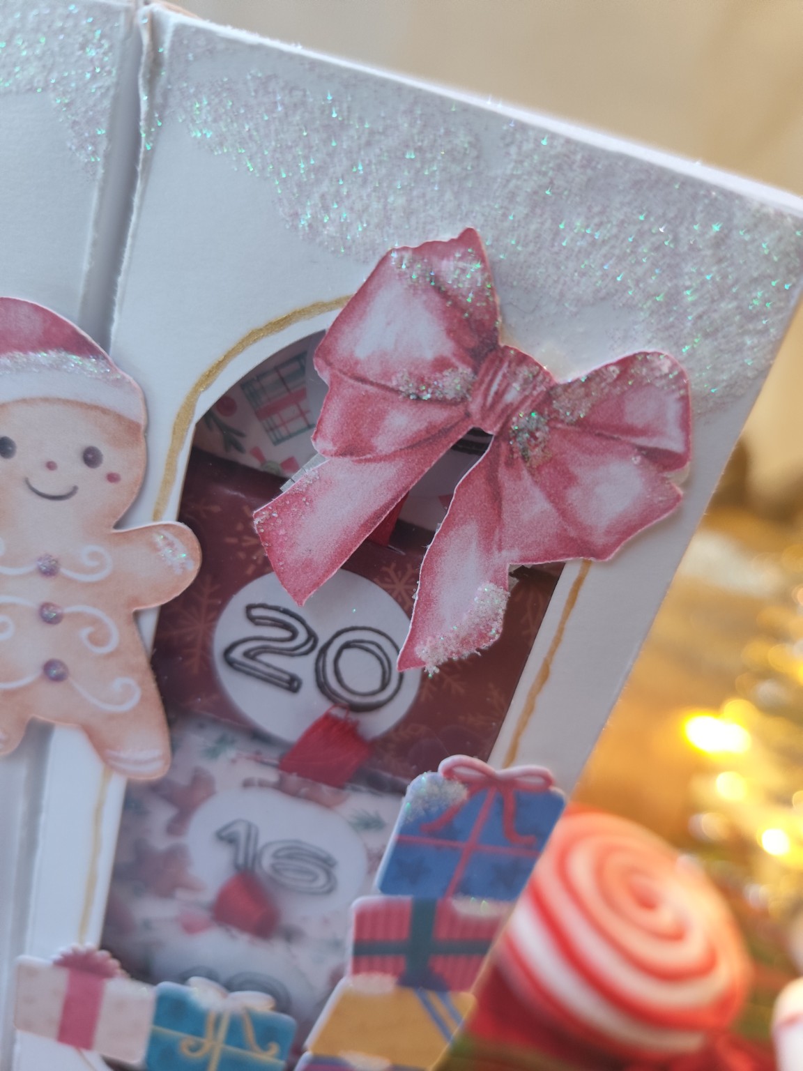 Détail du calendrier de l’Avent P’tit Biscuit L’Atelier d’Ally, ruban rose scintillant et décor artisanal de Noël