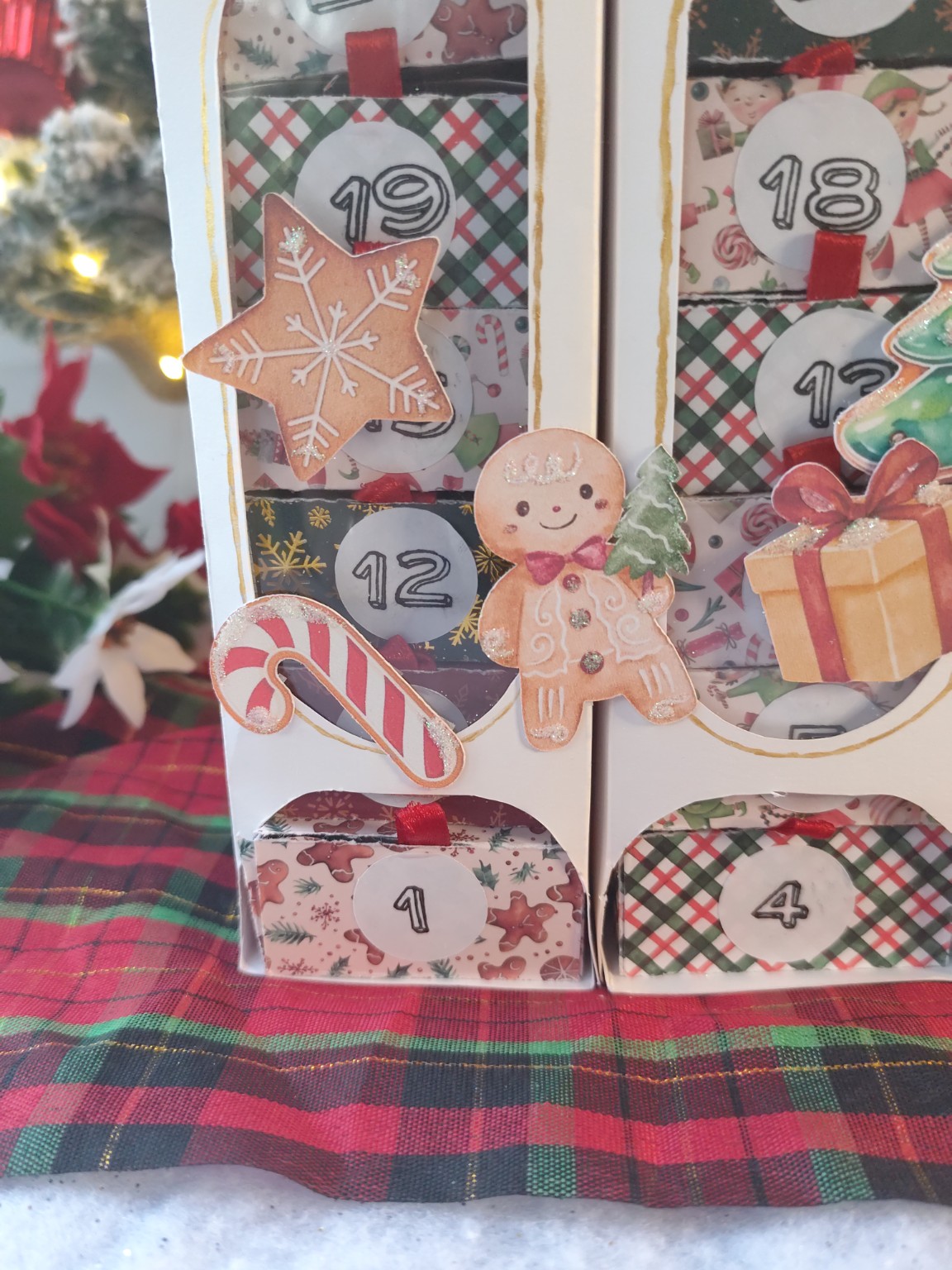 Détail du calendrier de l’Avent bougies parfumées, décor biscuit et sucre d’orge, création artisanale de L’Atelier d’Ally