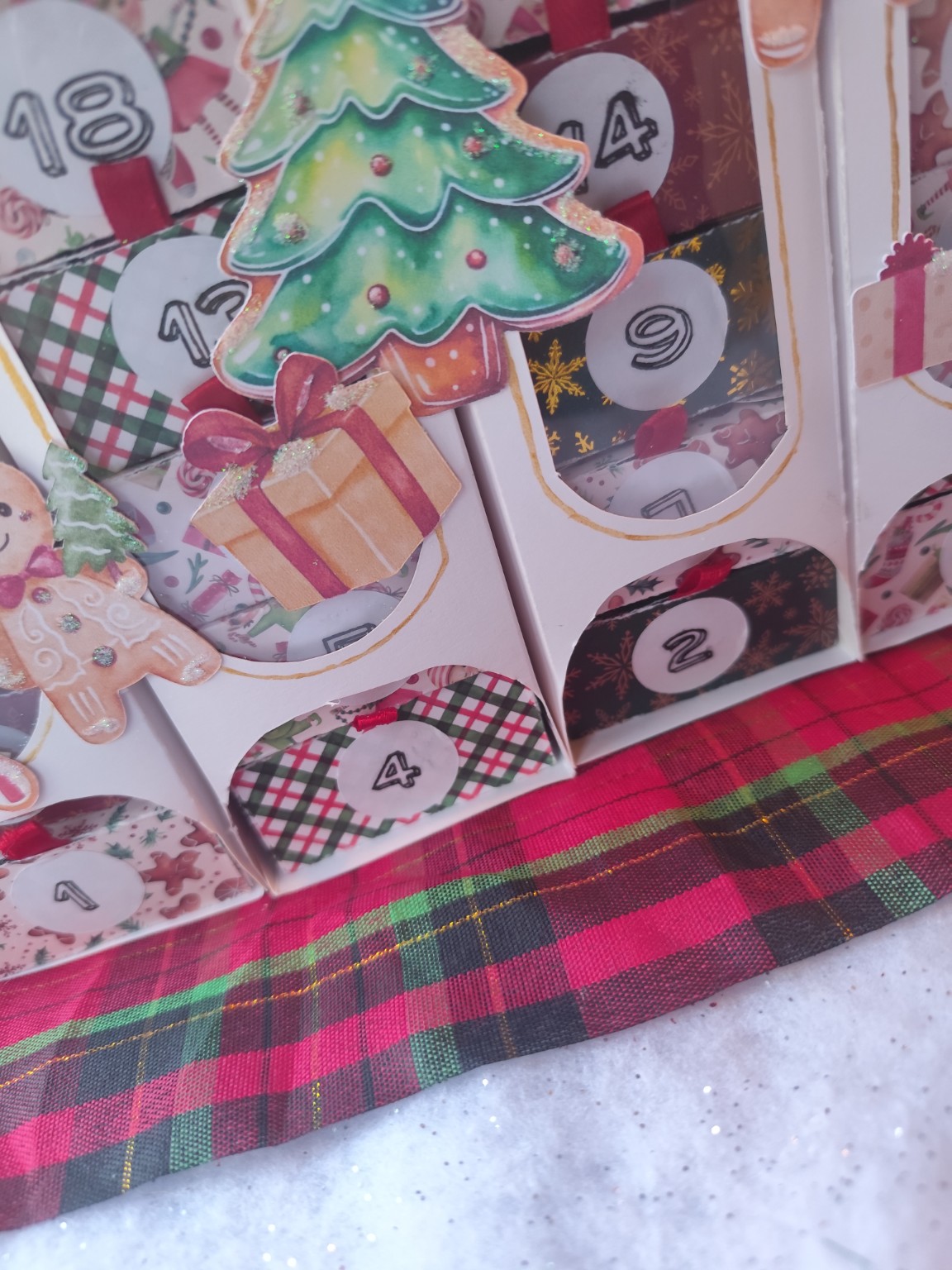 Détail du calendrier de l’Avent L’Atelier d’Ally, décor sapin, cadeaux et paillettes pour Noël