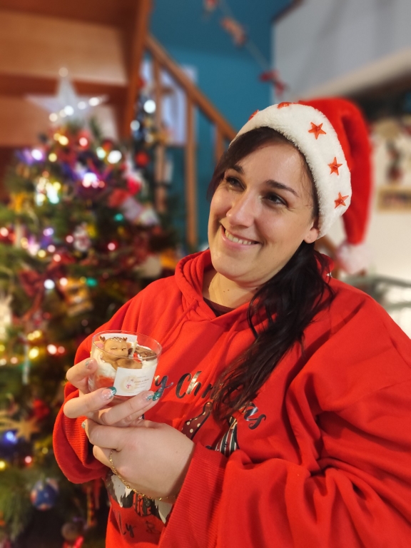 Allison de L'atelier d'Ally tenant une bougie gourmande de Noël, artisanat fait main.