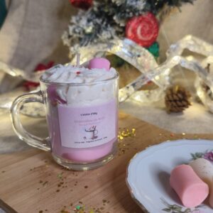 Bougie parfumée Chamallow de Noël dans une tasse transparente, décoration chantilly et guimauves roses.