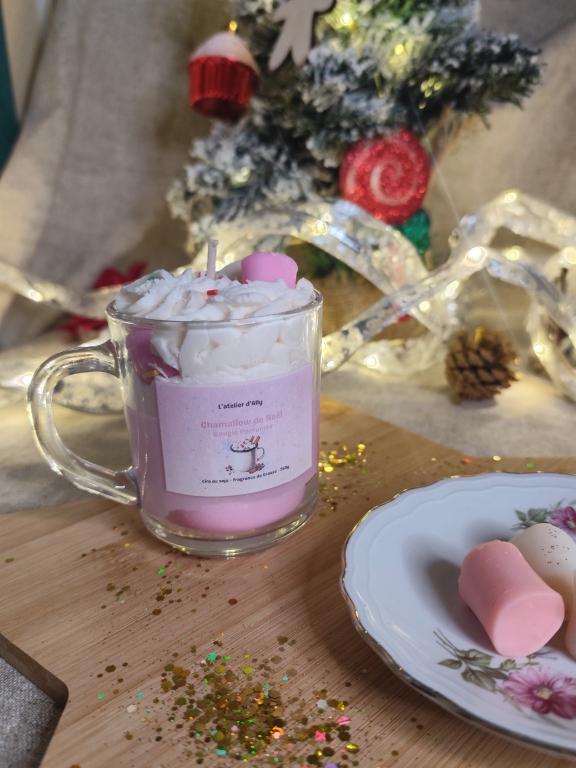Bougie parfumée Chamallow de Noël dans une tasse transparente, décoration chantilly et guimauves roses.
