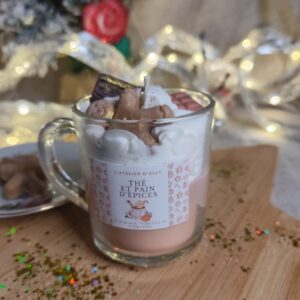 Bougie gourmande parfum Thé et Pain d’épices dans une tasse, décorée de chantilly et de petits éléments en cire.
