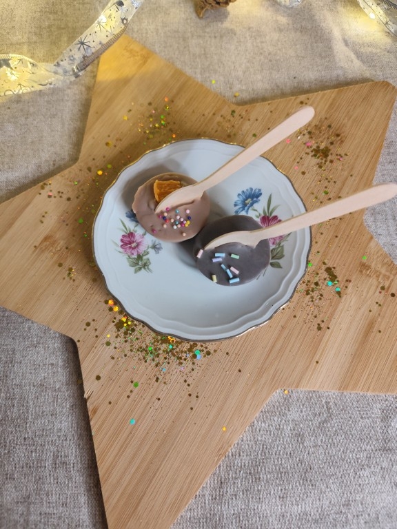 Vue de dessus des fondants Hot Cacao de Noël sur plateau en bois