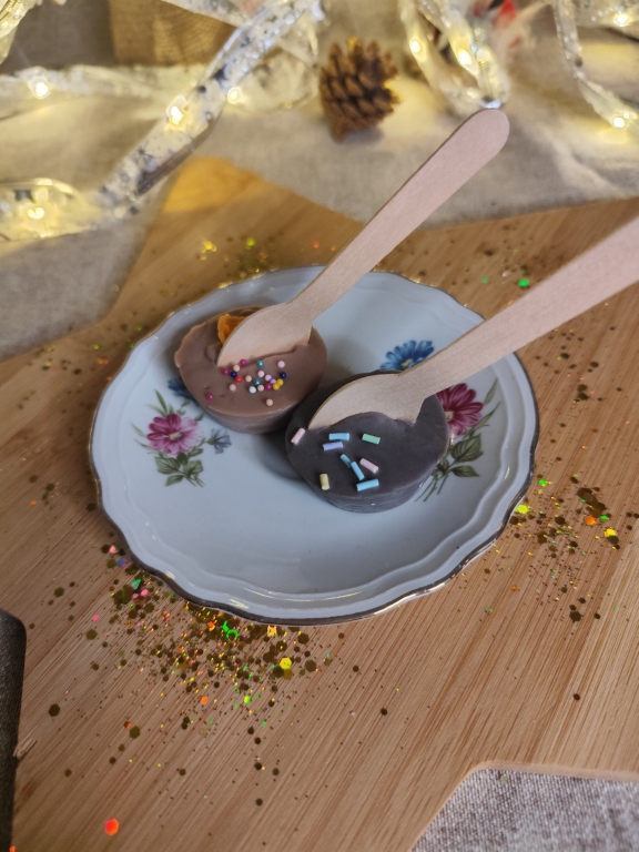 Fondant Hot Cacao de Noël sur assiette, parfum chocolat noisette ou orange cannelle