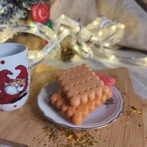 Fondant parfumé Biscuit façon LU artisanal en cire de soja sur assiette
