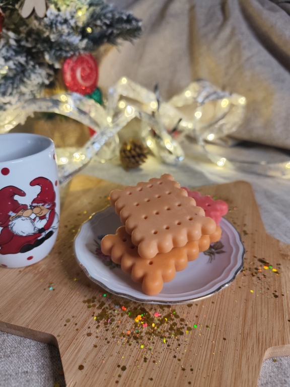 Fondant parfumé Biscuit façon LU artisanal en cire de soja sur assiette