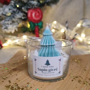 Bougie parfumée Sapin Givré avec sapin en cire turquoise et chantilly blanche, ambiance de Noël.