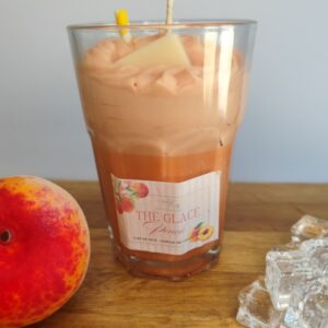 The Glacé Pêche, bougie artisanale inspirée d'un thé glacé à la pêche avec chantilly gourmande et décoration estivale