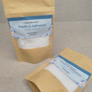 Deux sachets de poudre parfumée pour aspirateur de L'Atelier d'Ally présentés sur fond beige.