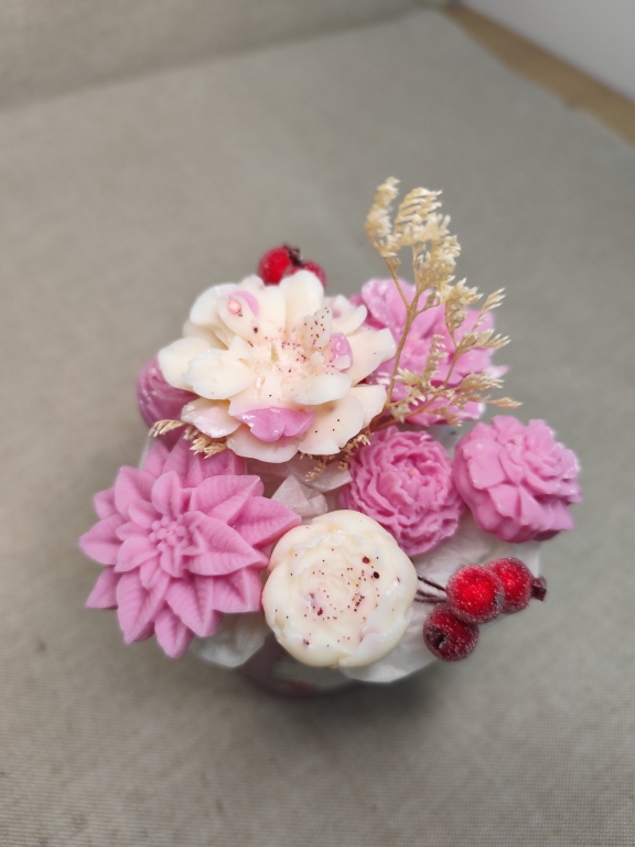 Vue de dessus du Bouquet d'Ally parfum Baies Givrées avec fleurs fondantes parfumées artisanales.