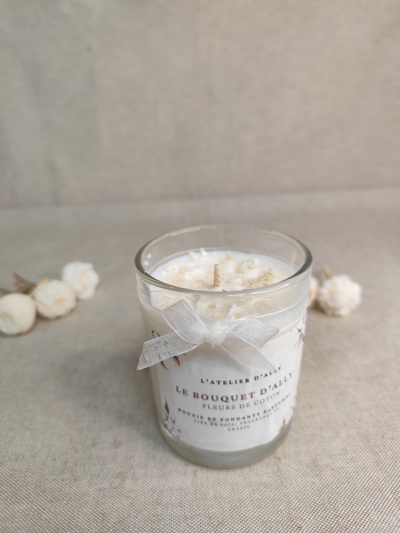 Bougie parfumée Bouquet d'Ally Fleurs de Coton après retrait des fleurs fondantes parfumées.
