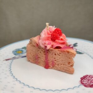 Bougie La Part Gourmande parfum Vanille en forme de part de gâteau décorée de chantilly et gourmandises.