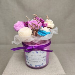 Bouquet d'Ally parfum Mûres Sauvages, bougie artisanale en cire de soja décorée de fleurs fondantes parfumées.