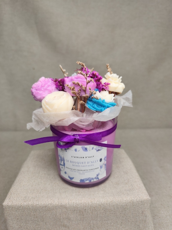 Bouquet d'Ally parfum Mûres Sauvages, bougie artisanale en cire de soja décorée de fleurs fondantes parfumées.