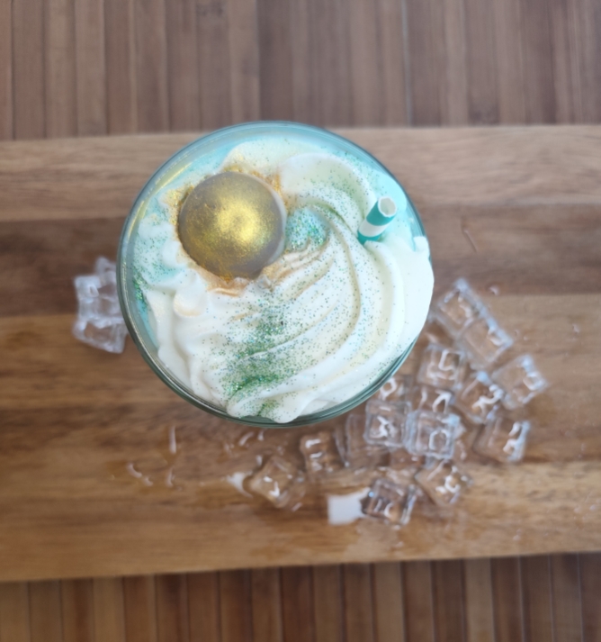 Vue du dessus de Coco Citron Vert avec chantilly parfumée, noix de coco dorée et paille décorative