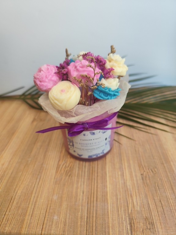 Vue de dessus du Bouquet d'Ally parfum Mûres Sauvages avec fleurs fondantes parfumées en forme de bouquet.
