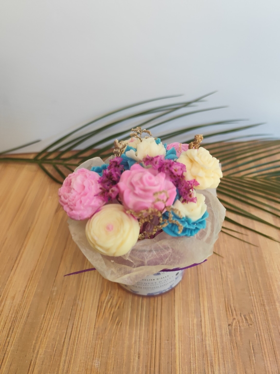 Vue du dessus du Bouquet d'Ally parfum Mûres Sauvages avec fleurs fondantes artisanales colorées.