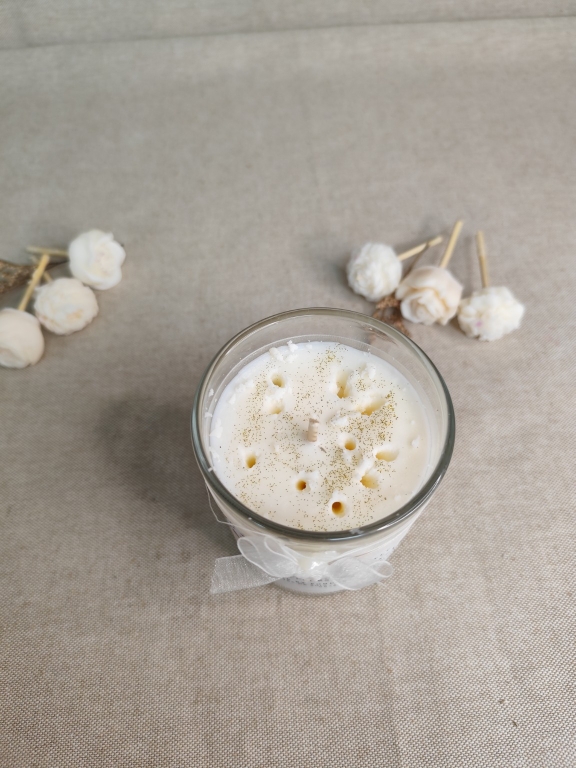 Vue de dessus de la bougie parfumée Bouquet d'Ally Fleurs de Coton après retrait des fleurs fondantes.