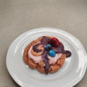 Fondant parfumé Cookie Chocolat artisanal décoré de chantilly, coulis chocolaté et fruits rouges.