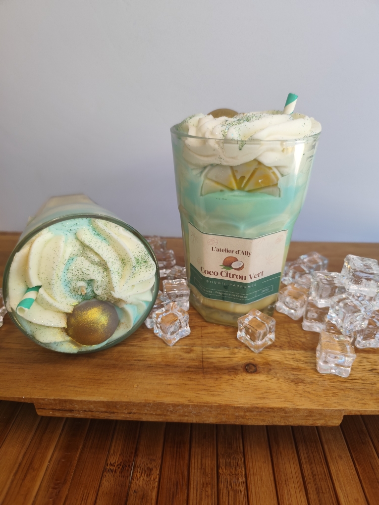 Coco Citron Vert avec chantilly parfumée, noix de coco dorée et décoration inspirée des cocktails tropicaux