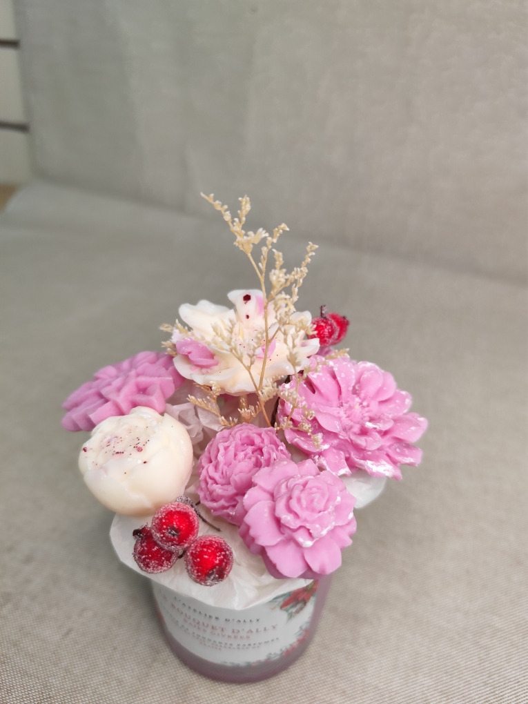 Vue de dessus du Bouquet d'Ally parfum Baies Givrées avec fleurs fondantes parfumées artisanales.