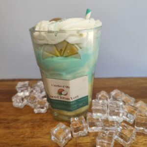 Coco Citron Vert avec chantilly parfumée, tranche de citron vert et glaçons décoratifs