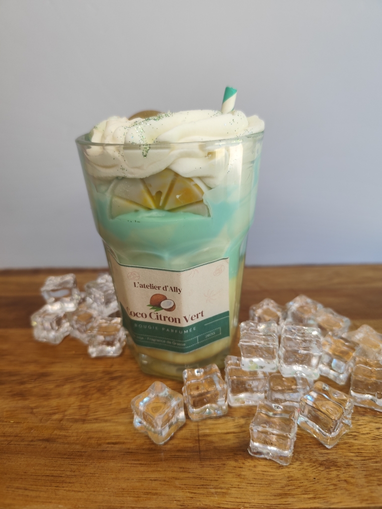 Coco Citron Vert avec chantilly parfumée, tranche de citron vert et glaçons décoratifs