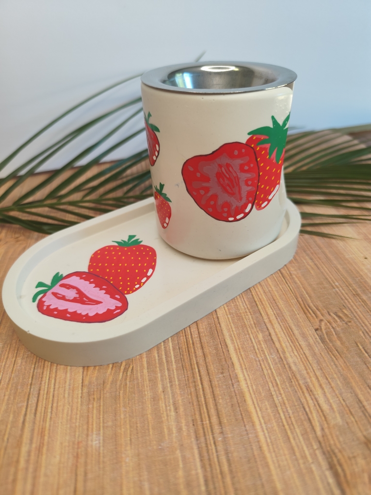 Ensemble brûleur et plateau en jesmonite décorés de fraises peintes à la main