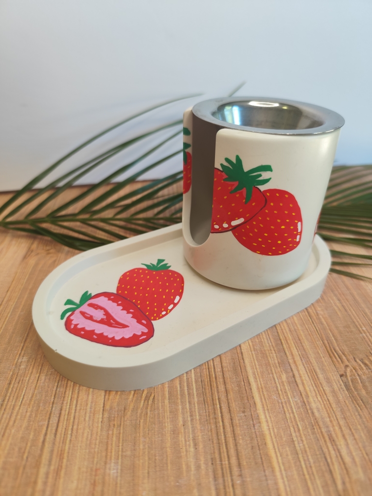 Ensemble brûleur et plateau en jesmonite décorés de fraises peintes à la main