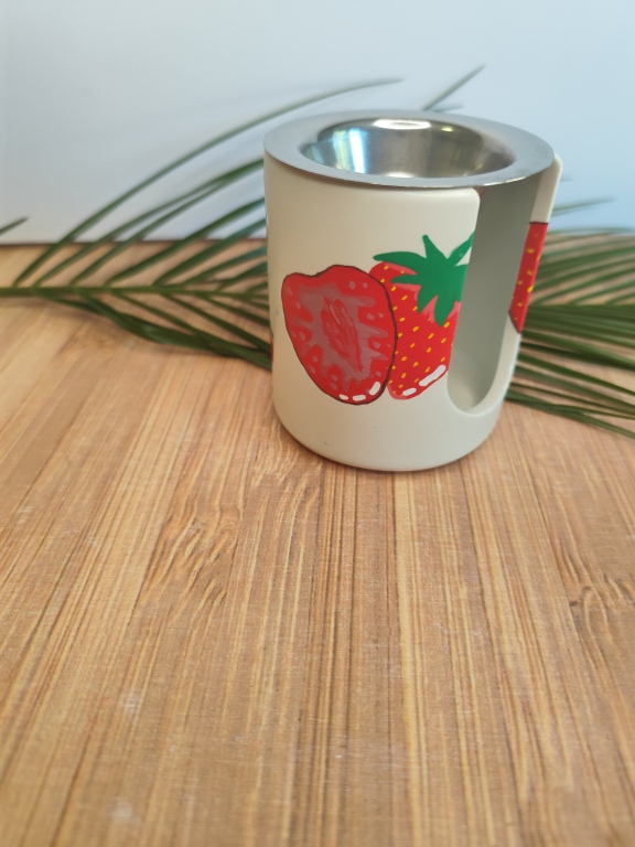 Vue latérale du brûleur fraise peint à la main