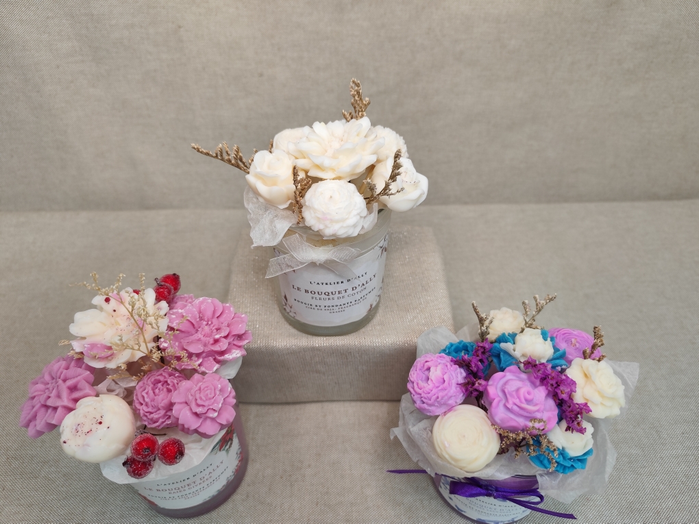 Trois créations Le Bouquet d'Ally de L'Atelier d'Ally avec bougies et fleurs fondantes parfumées aux parfums variés.