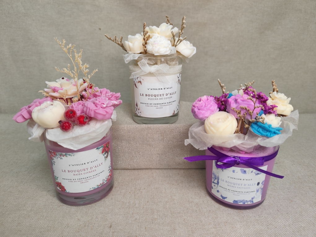 Collection Le Bouquet d'Ally composée de trois bougies artisanales décorées de fleurs fondantes parfumées aux parfums variés.
