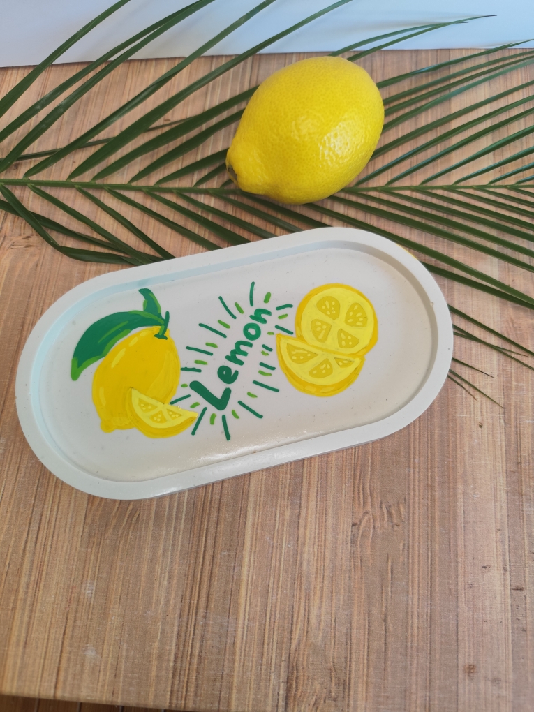 Plateau décoratif en jesmonite décoré de citrons peints à la main