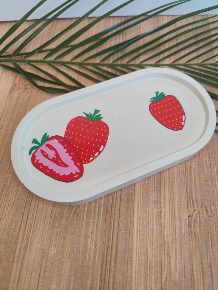 Plateau décoratif en jesmonite décoré de fraises peintes à la main