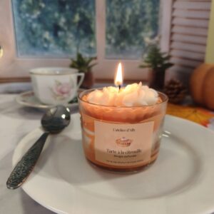 Bougie Tarte à la citrouille artisanale au parfum Spice Pumpkin, allumée dans un décor automnal