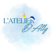 Logo de L’atelier d’Ally, bougies artisanales parfumées, décoré d’un bonnet de Noël bleu